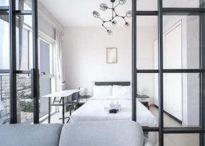 Free housekeeping visits during your stay - StayShort - Dubai Hills sleeps 2 with Private Balcony