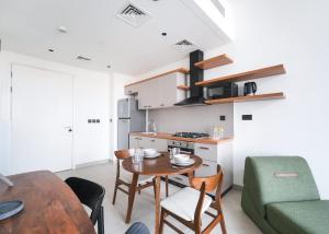 Free housekeeping visits during your stay - StayShort - Dubai Hills sleeps 2 with Private Balcony