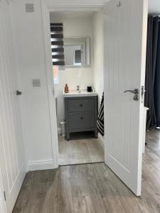 3 Bedroom Gatwick Free Parking Fast Wi-Fi