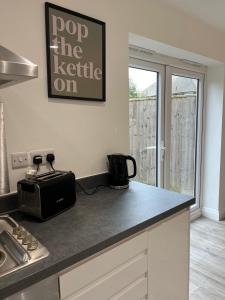 3 Bedroom Gatwick Free Parking Fast Wi-Fi