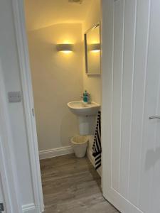 3 Bedroom Gatwick Free Parking Fast Wi-Fi