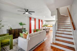 2-Bedroom - Equipped Kitchen - Gated Parking!