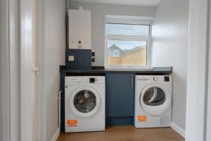 4-Bedroom Coastal Getaway in Pembroke Dock