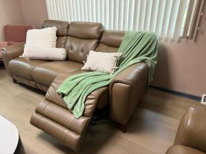 Delightful 3 Bd Home with King size bed, hot tub, playground!