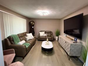 Delightful 3 Bd Home with King size bed, hot tub, playground!