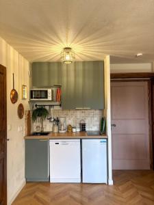 Cozy cocoon with breathtaking view and covered parking