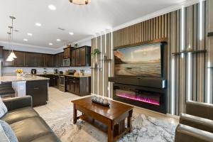 Upstay Renovated 9 Bedroom Home with Movie Theater & Games Room