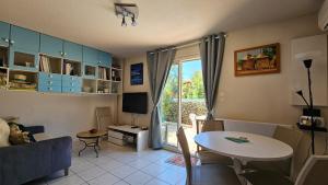 Seaside House for Four with Air Conditioning and Parking