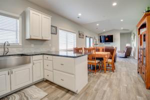 Walk to Moses Lake! Family Home w Fenced Yard