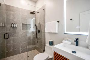Smart Amenities & Modern Charm – Houston Studio!