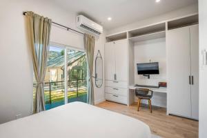 Smart Amenities & Modern Charm – Houston Studio!