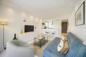 FRGK "Palm Beach Luxe 1BR Balcony, AC & Ultra-Fast Wi-Fi"