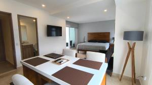 Oceanview Studio with Pool, Gym & Beach Access