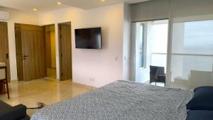 Oceanview Studio with Pool, Gym & Beach Access