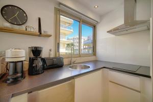 FRGK "Palm Beach Luxe 1BR Balcony, AC & Ultra-Fast Wi-Fi"