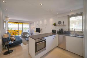 FRGK "Palm Beach Luxe 1BR Balcony, AC & Ultra-Fast Wi-Fi"