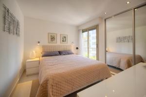 FRGK "Palm Beach Luxe 1BR Balcony, AC & Ultra-Fast Wi-Fi"