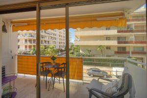 FRGK "Palm Beach Luxe 1BR Balcony, AC & Ultra-Fast Wi-Fi"