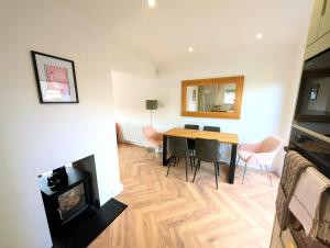 Newly Refurbished 3 Bed House with 2-Sided Wood Burner and Garden in Edinburgh