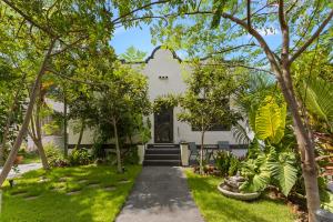 Charming Home Close to Beaches & Downtown