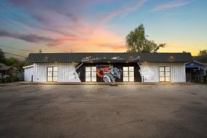 Maltby Motors 4 - Slab Loft & Art near Downtown