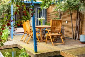 Urban Oasis Chic 1BR Flat with Spacious Garden