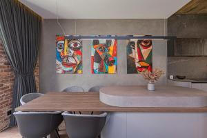 Design 2 BD Apartment with Hot Tube by Domvia