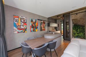 Design 2 BD Apartment with Hot Tube by Domvia