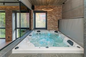 Design 2 BD Apartment with Hot Tube by Domvia
