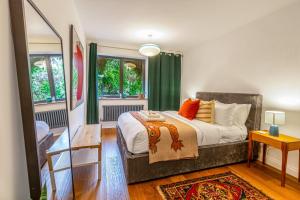 Urban Oasis Chic 1BR Flat with Spacious Garden