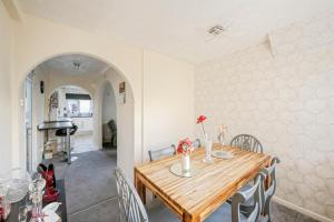 Warm & Spacious 3-Bed Retreat in Doncaster