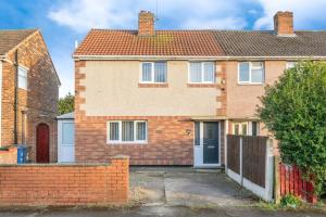 Warm & Spacious 3-Bed Retreat in Doncaster