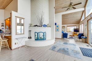 Beachfront Whidbey Island Home + Apartment!