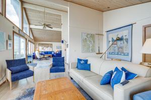 Beachfront Whidbey Island Home + Apartment!