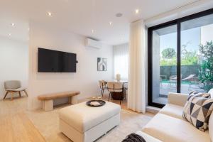 Urban Terrace & Stylish Living Spaces by HostWise