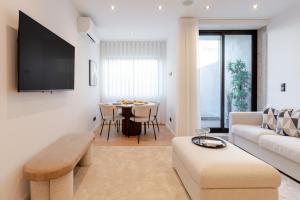 Urban Terrace & Stylish Living Spaces by HostWise