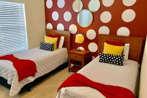 Townhouse 4Q no Lucaya com Piscina