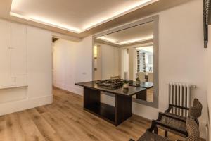 Vico 2bdr Piazza del Popolo with private garden