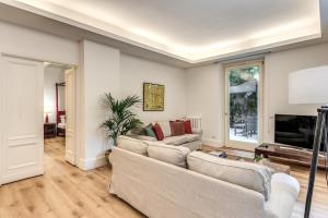 Vico 2bdr Piazza del Popolo with private garden