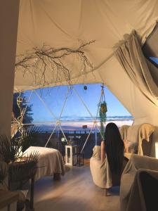 Waterfront Glamping - Private hot tube, sauna & sunset view