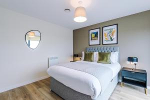 Top-Floor City View Elegant 2BR