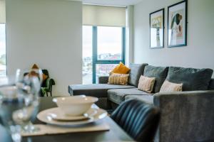 Top-Floor City View Elegant 2BR