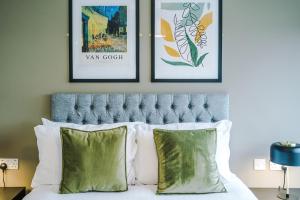 Top-Floor City View Elegant 2BR