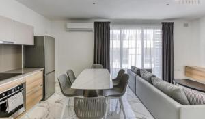 Bright & Modern 2-Bedroom Apartment - by HostMT