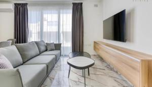 Bright & Modern 2-Bedroom Apartment - by HostMT