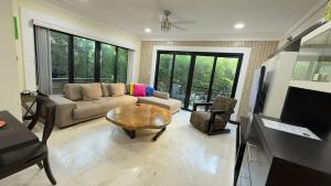 Big & Luxury 2 Bedroom Condo on 5th Ave, King Bed, 2 Baths, Steps from the beach