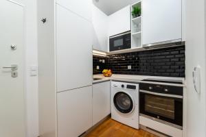 Modern & Cozy Studio by HostWise