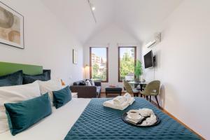 Modern & Cozy Studio by HostWise