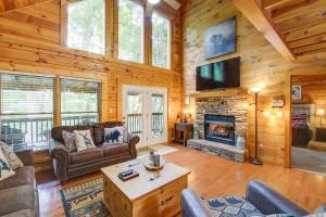 Hot Tub + Pool Table: Secluded Seiverville Cabin