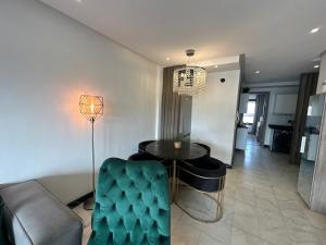 Luxury Modern Apartment in the Heart of the City with Balcony Overlooking Twin Towers